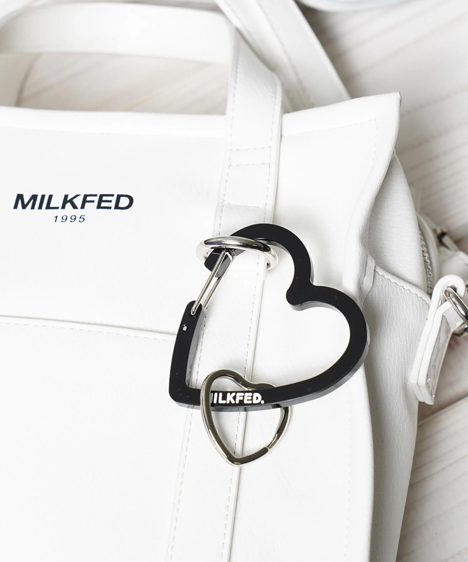 NEO HEART CARABINER MILKFED. - Image 6