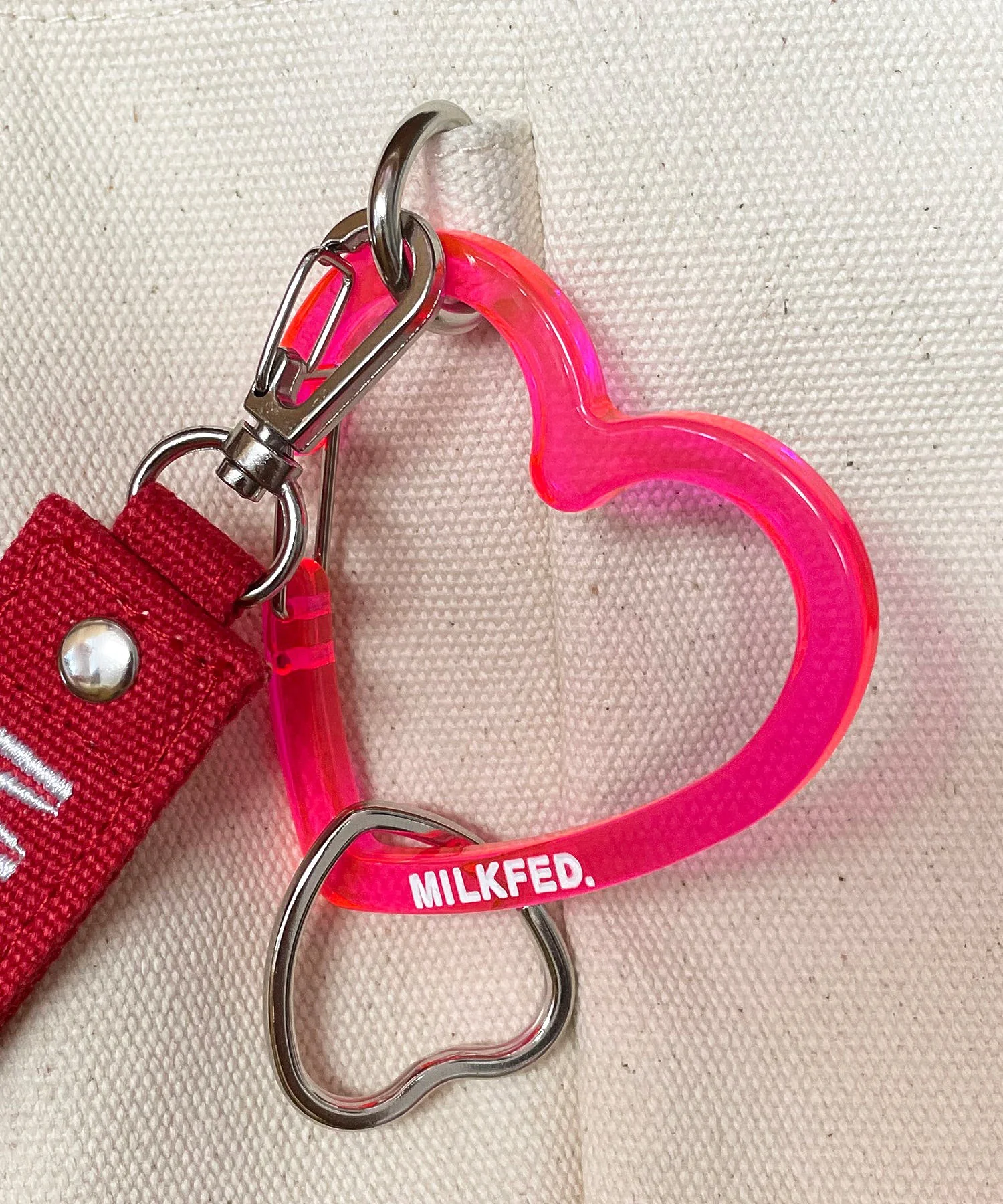 NEO NEON HEART CARABINER MILKFED. - Image 4