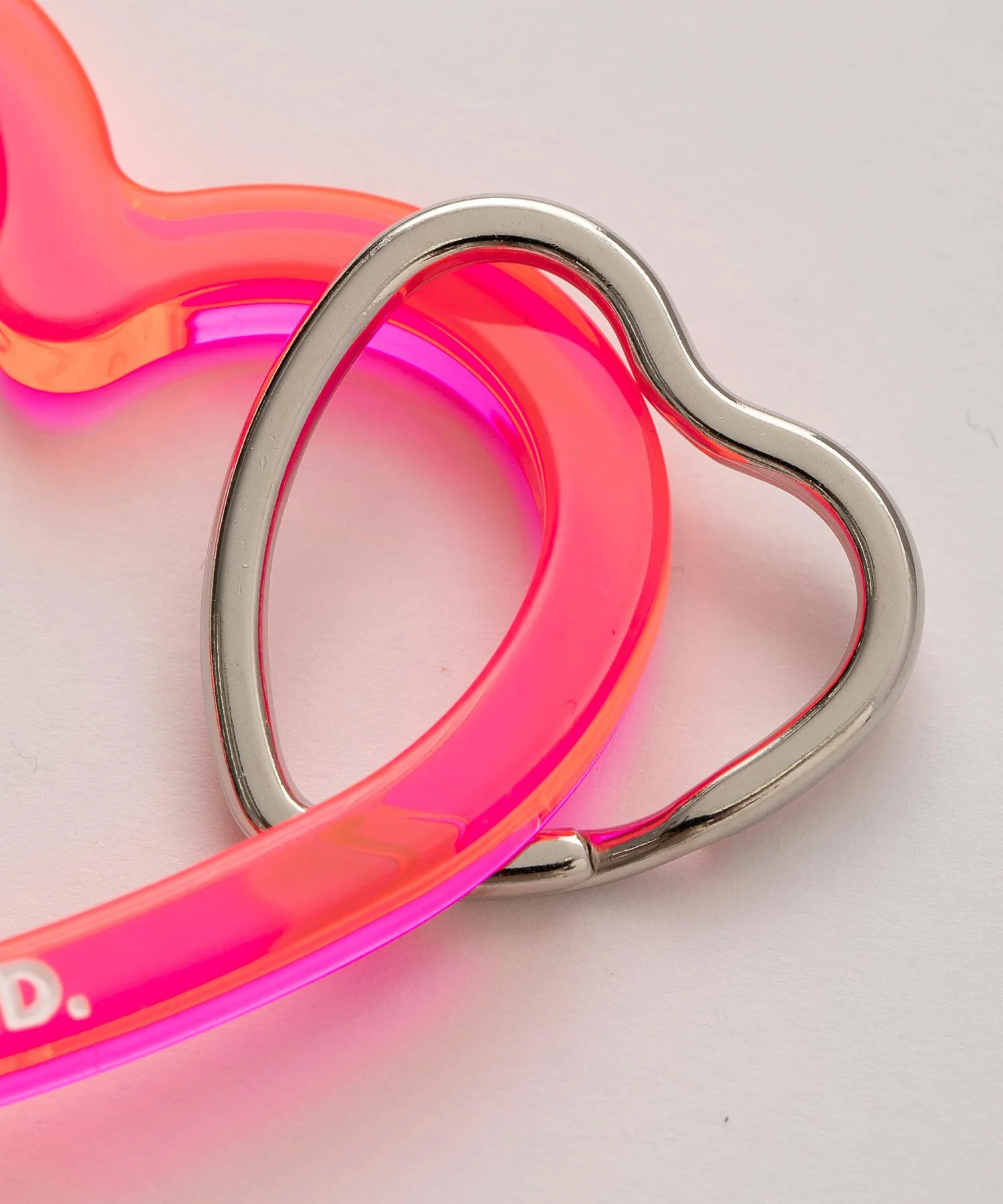NEO NEON HEART CARABINER MILKFED. - Image 6