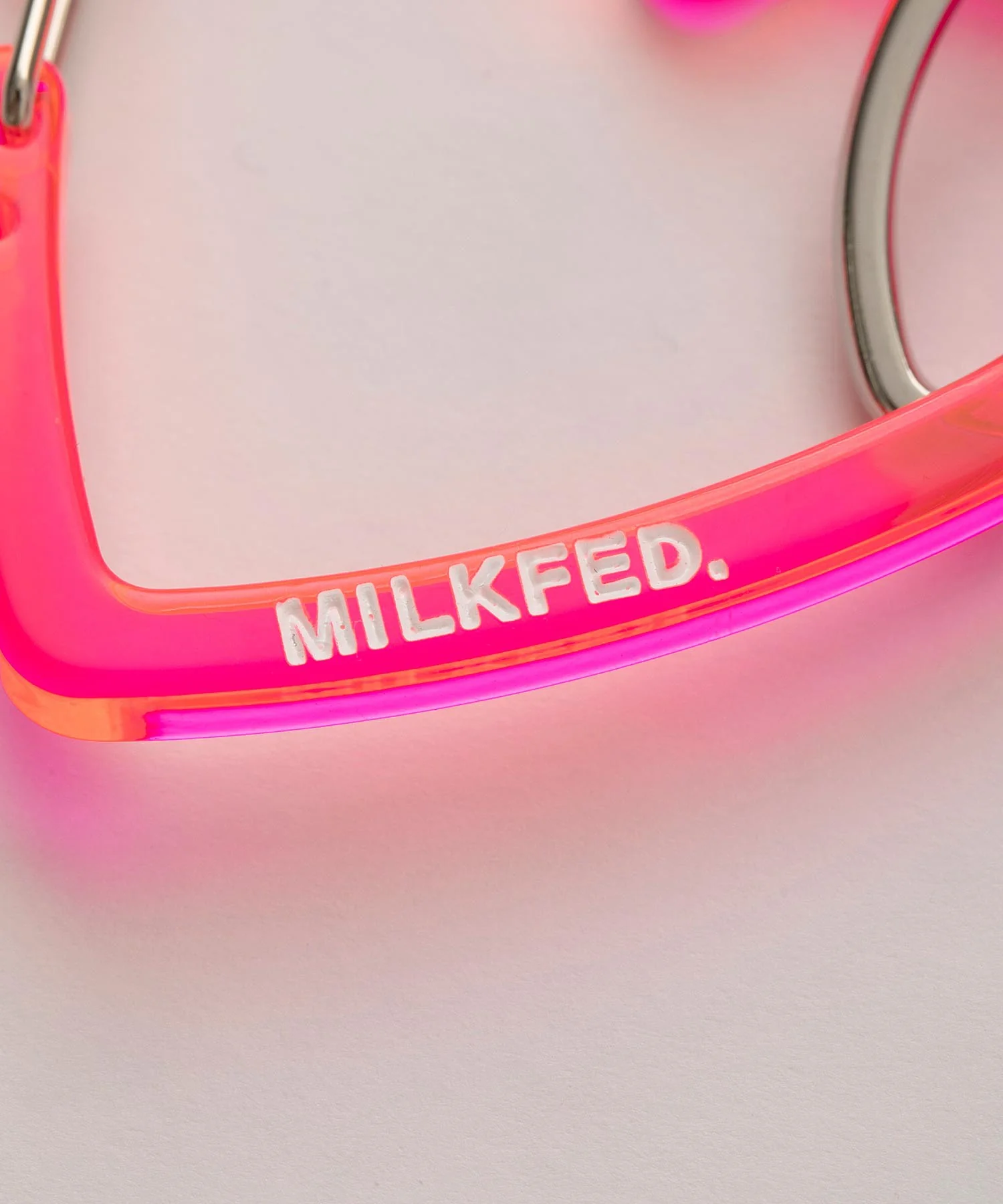 NEO NEON HEART CARABINER MILKFED. - Image 7