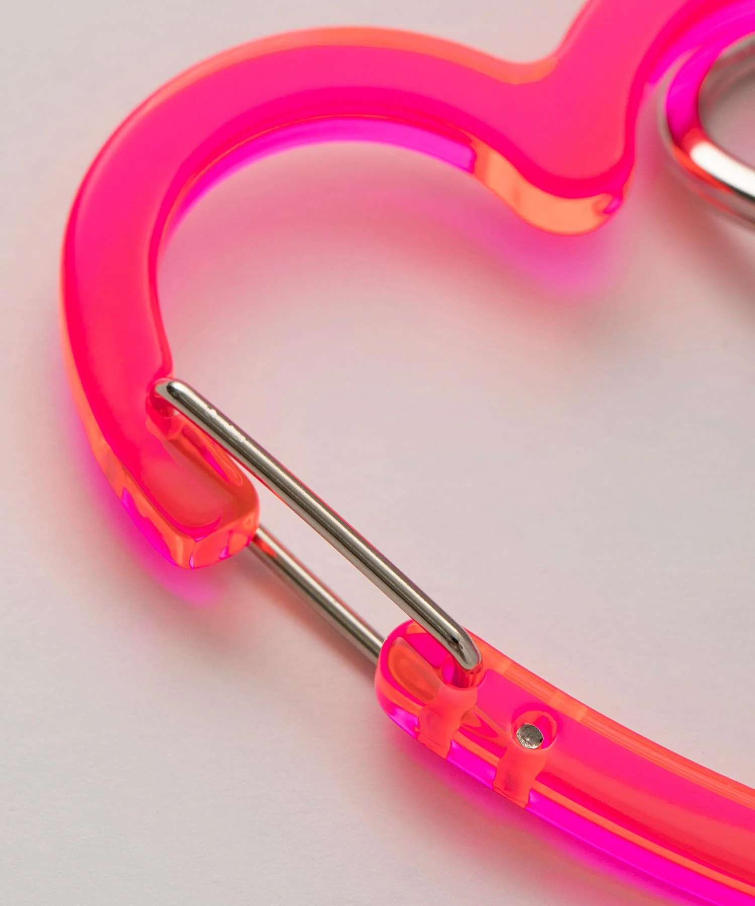 NEO NEON HEART CARABINER MILKFED. - Image 8