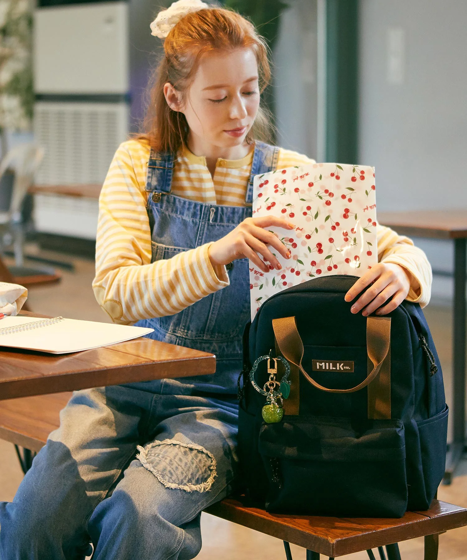 GLITTER APPLE CARABINER - Image 24