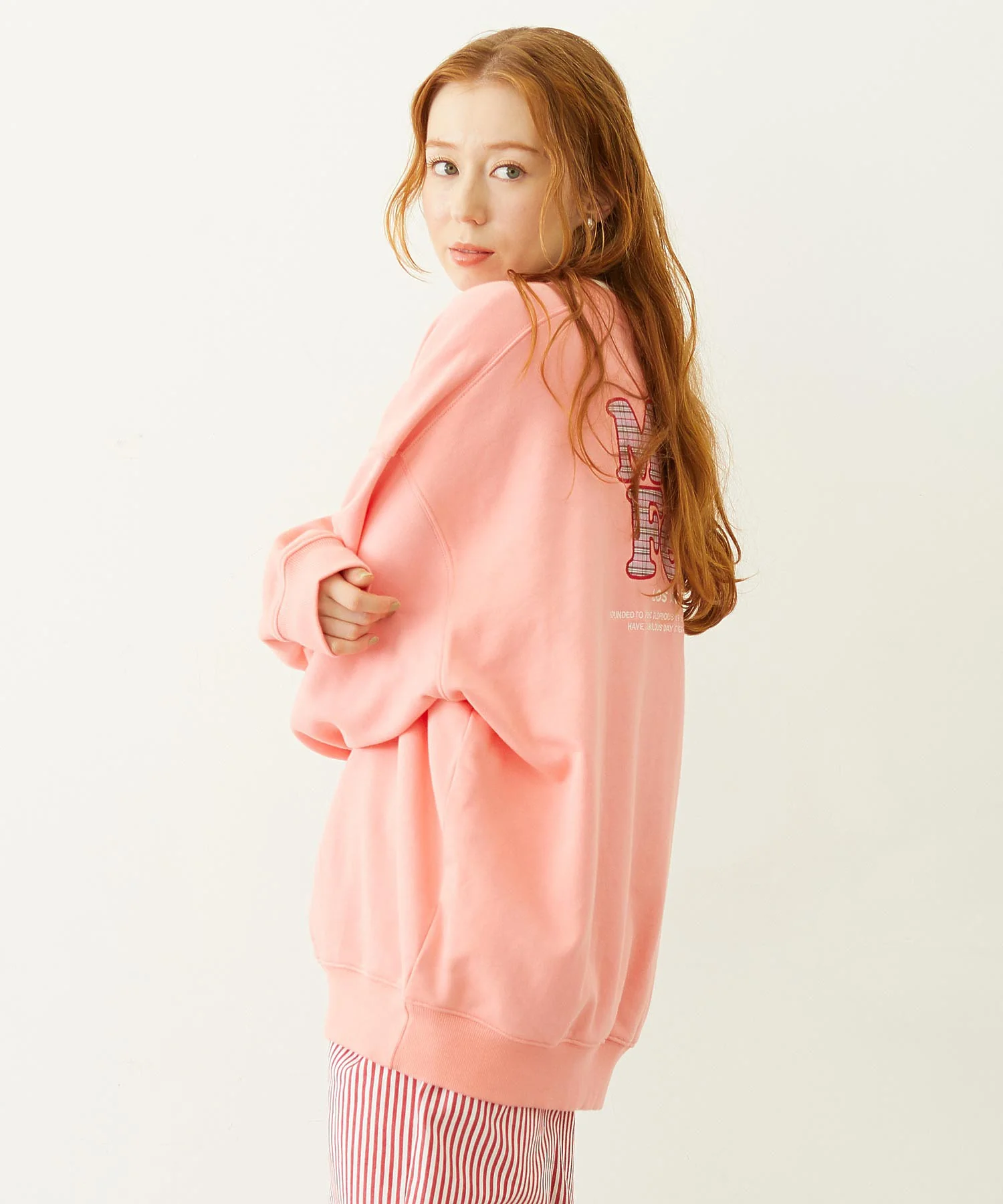 MILKFED. PLAID LOGO WIDE CREW SWEAT - Image 19