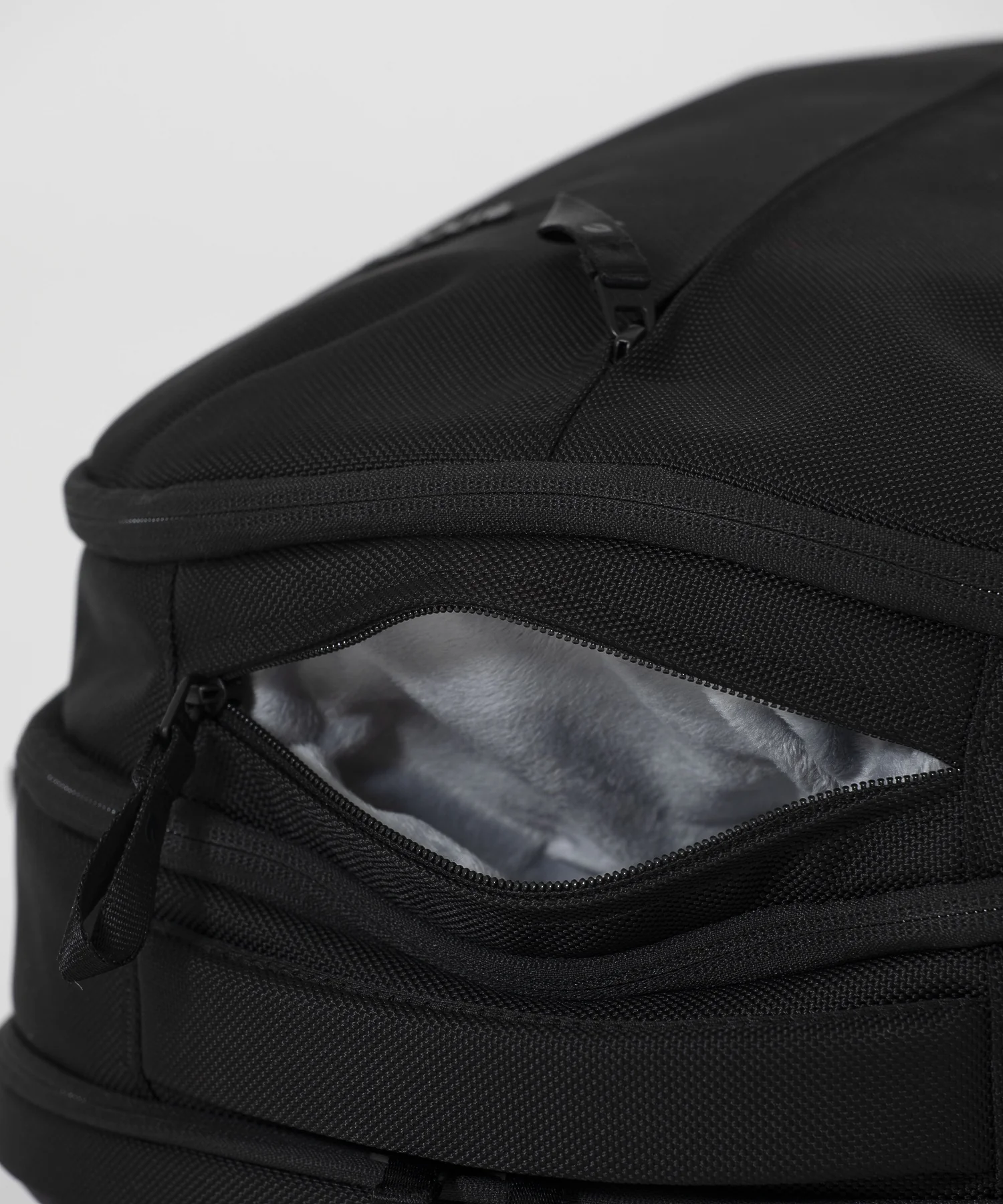 Incase Tracks Backpack 18L-Black - Image 12