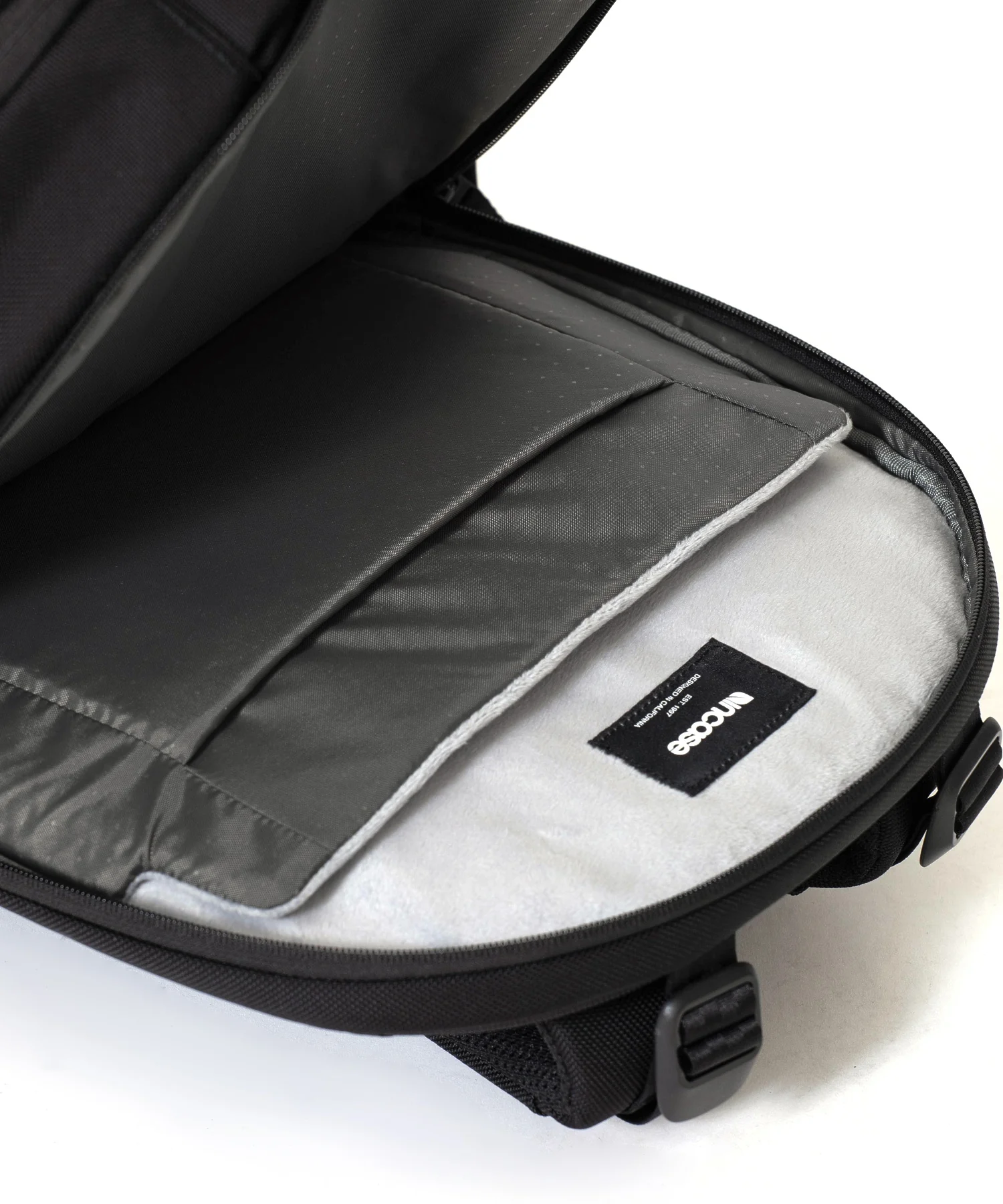 Incase Tracks Backpack 18L-Black - Image 17