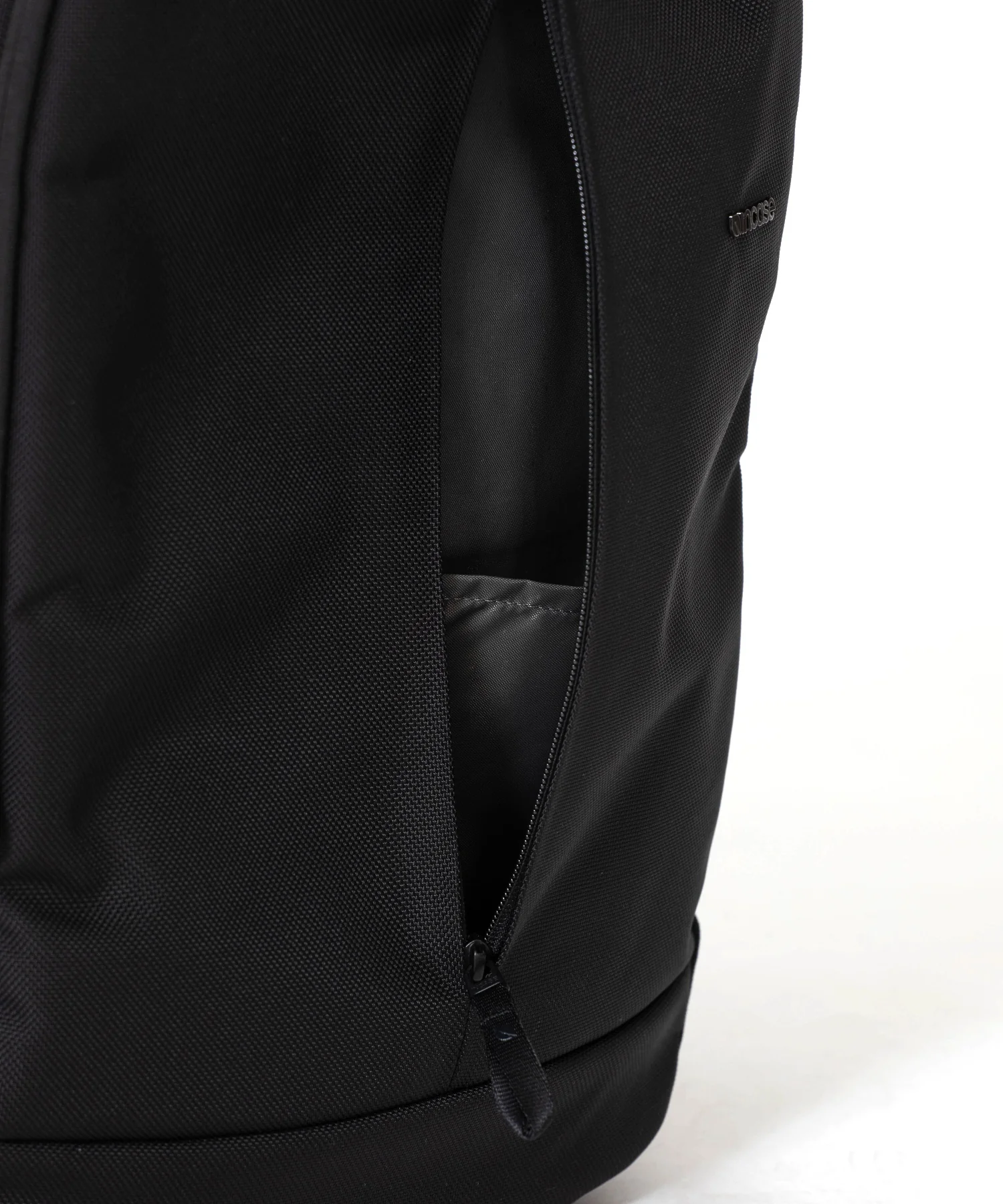 Incase Tracks Backpack 18L-Black - Image 9