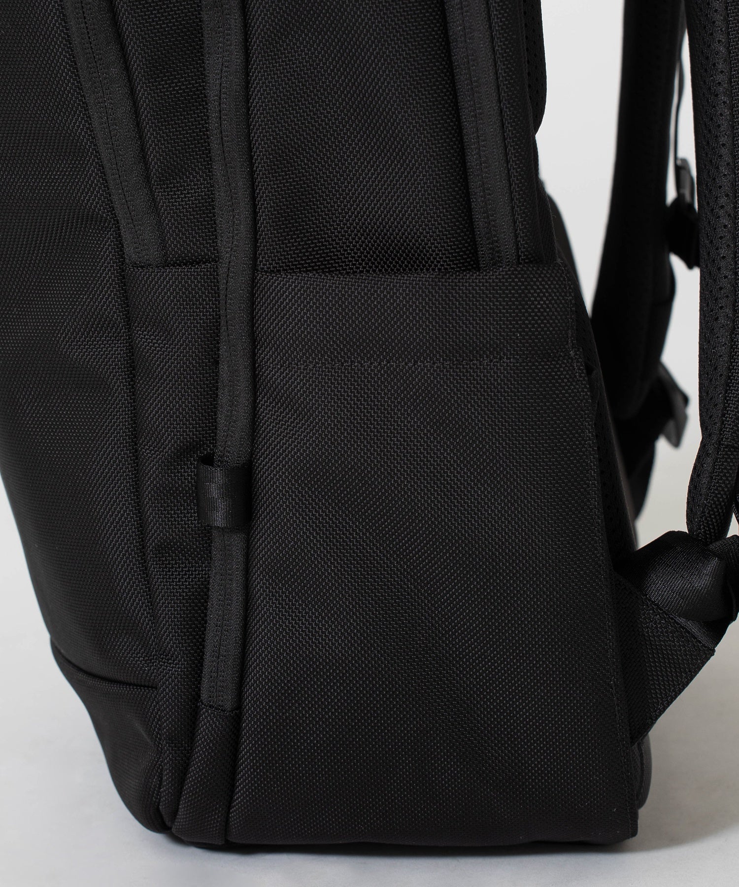Incase Tracks Backpack 25L-Black - Image 10