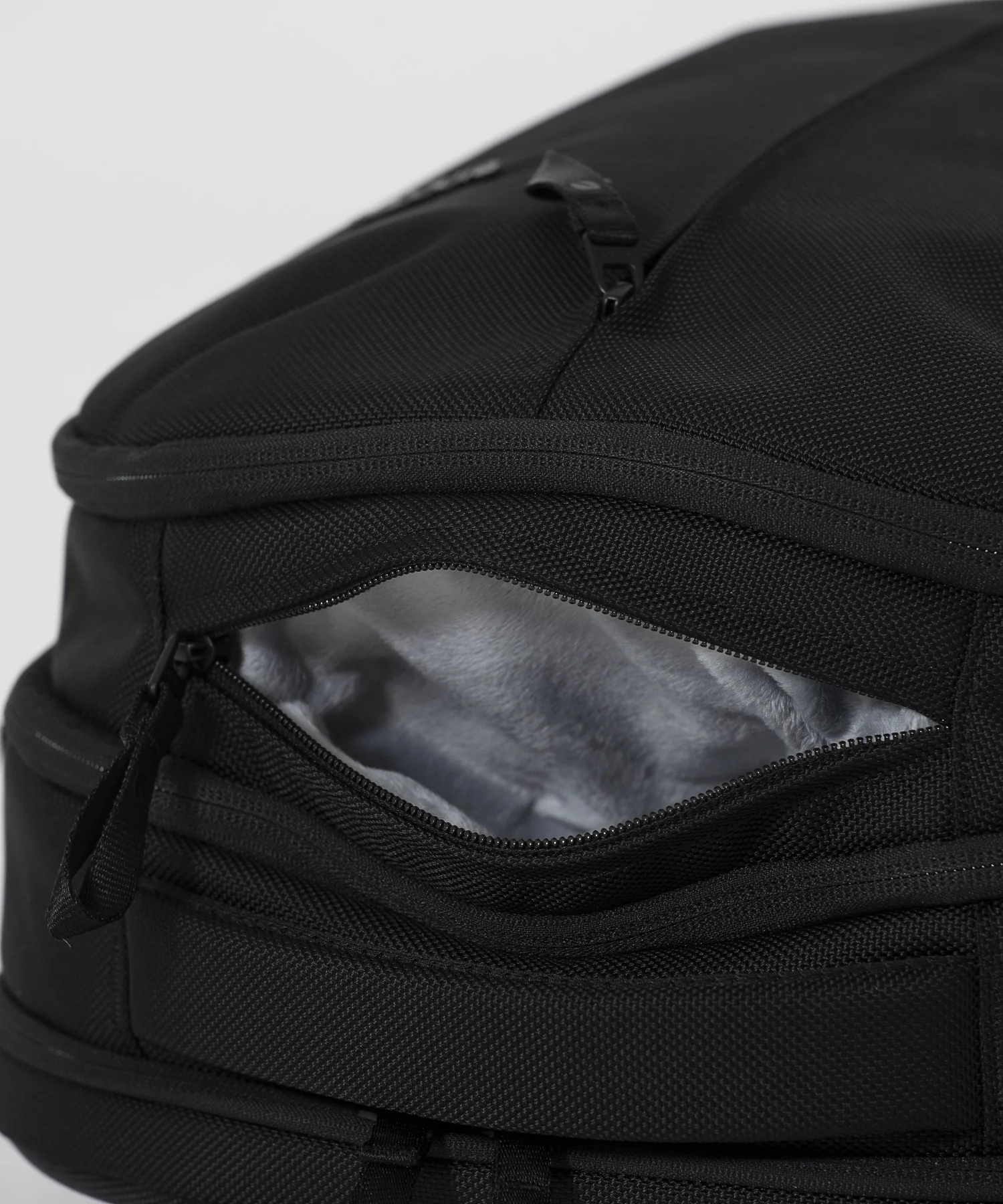 Incase Tracks Backpack 25L-Black - Image 11