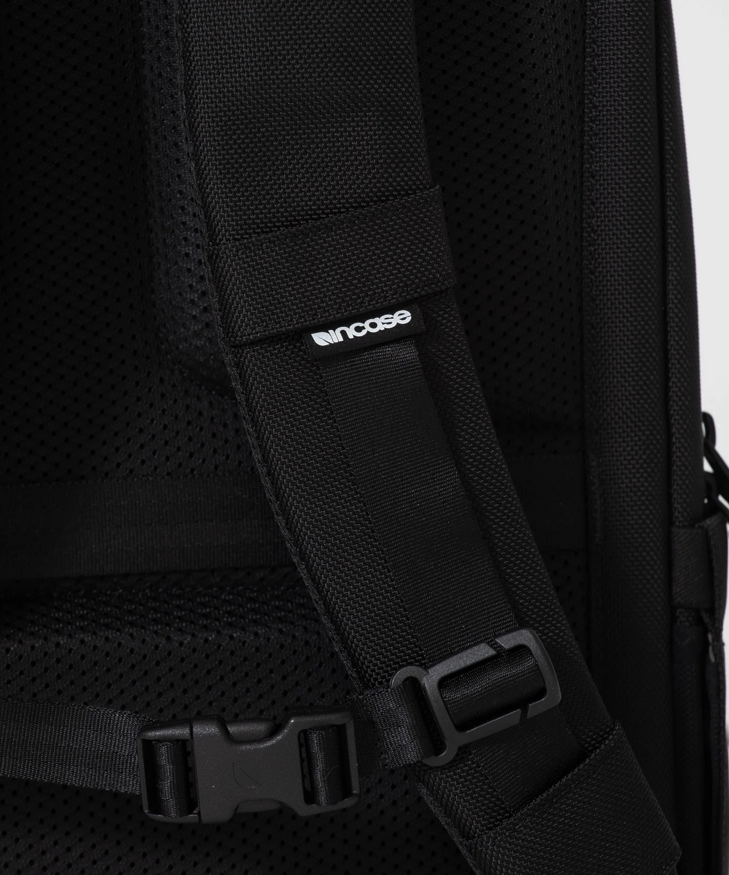 Incase Tracks Backpack 25L-Black - Image 19
