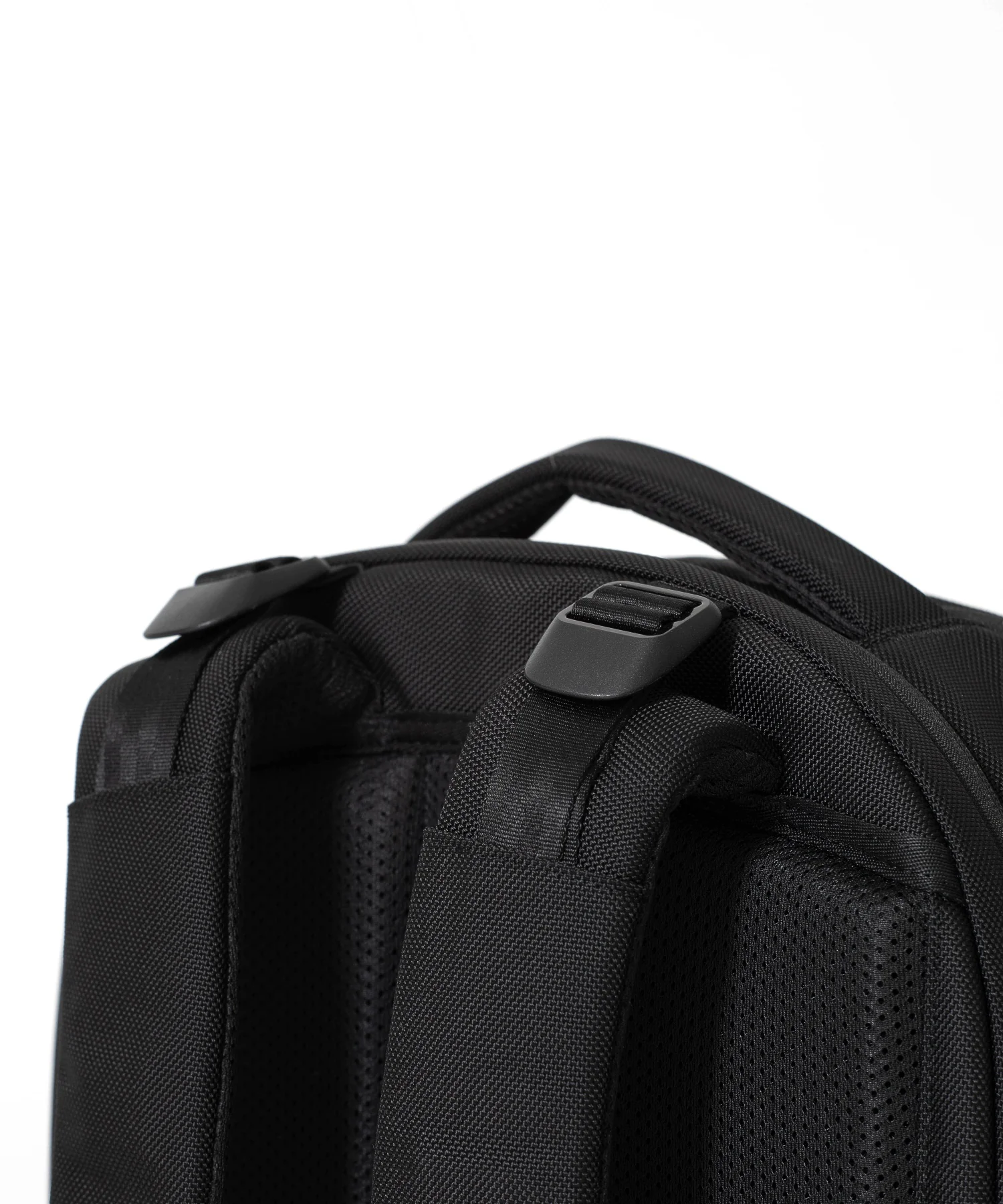 Incase Tracks Backpack 25L-Black - Image 21