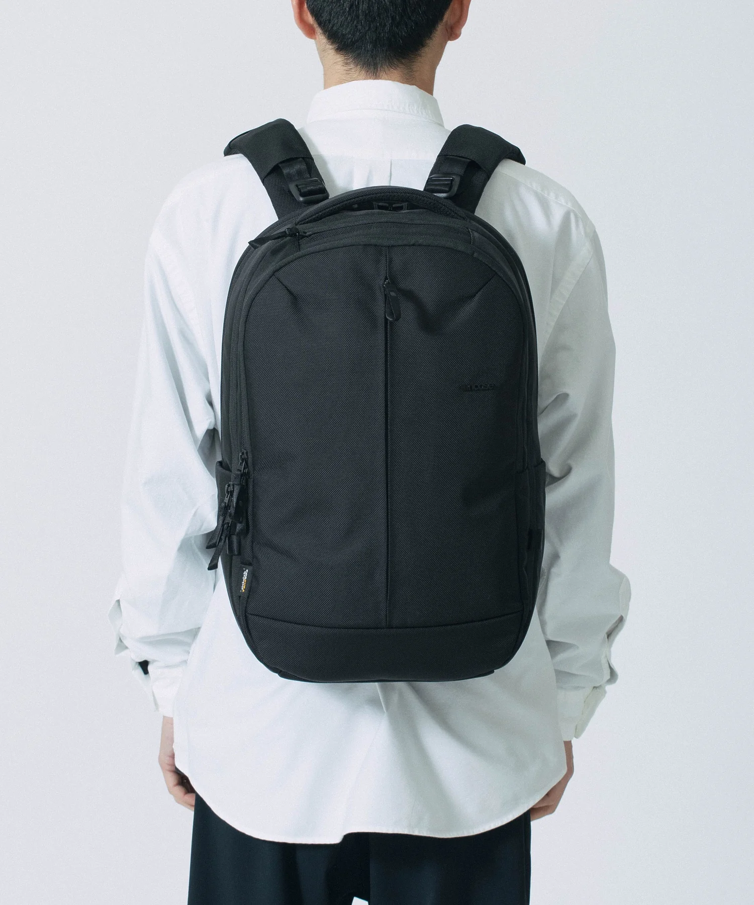 Incase Tracks Backpack 25L-Black - Image 23
