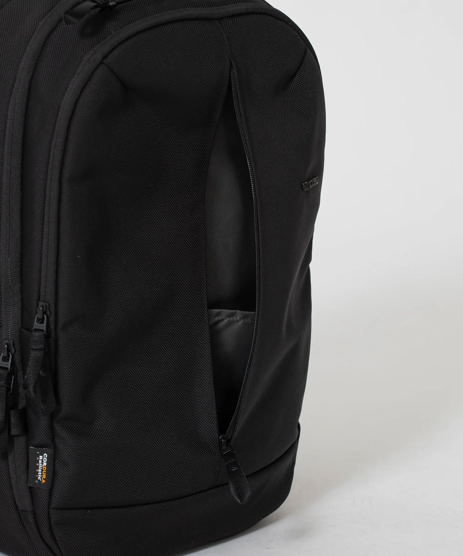 Incase Tracks Backpack 25L-Black - Image 8